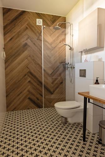 Ein Badezimmer in der Unterkunft Siedlisko na wydmach, sauna,podgrzewane jacuzzi,domki klimatyzowane,starlink internet,parking