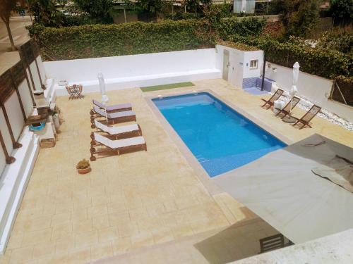 an overhead view of a swimming pool with lounge chairs at Casa Can Miras in Comarruga