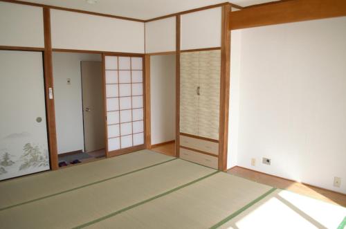 een lege kamer met glazen schuifdeuren in een kamer bij Amami - Vacation STAY 83858 in Katsuura