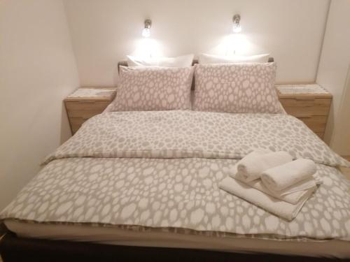 Tempat tidur dalam kamar di Apartments Čubranić