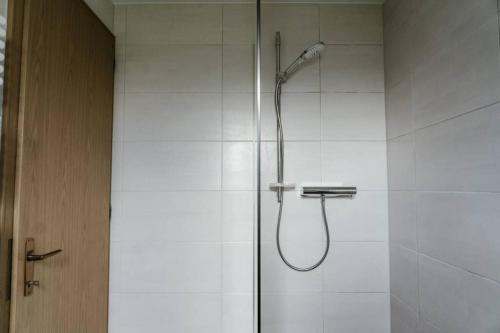 een douche met een douchekop in de badkamer bij Ferienhaus Barbara in Hard