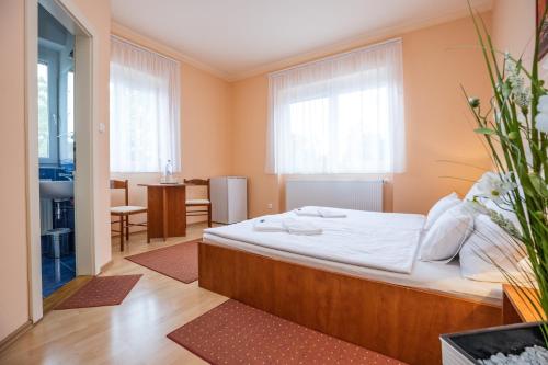 מיטה או מיטות בחדר ב-Betty Apartman Hajdúszoboszló