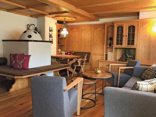 ein Wohnzimmer mit einem Tisch und Stühlen in der Unterkunft Ferienwohnungen Meusburger in Tannheim