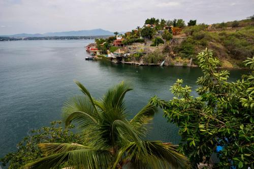 a large body of water with houses and trees at Villa Bejar Tequesquitengo in Tequesquitengo