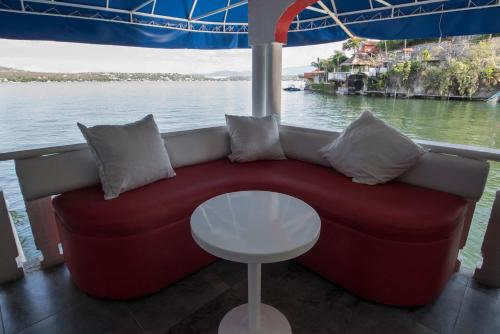 a couch on the back of a boat with a table at Villa Bejar Tequesquitengo in Tequesquitengo