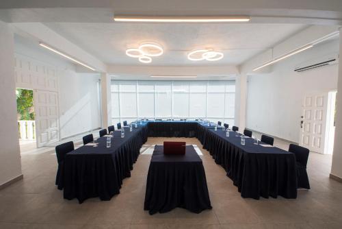 a conference room with long tables and chairs in it at Villa Bejar Tequesquitengo in Tequesquitengo