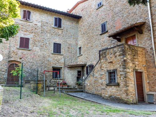 duży kamienny budynek z bramą przed nim w obiekcie Belvilla by OYO Al Meriggio w mieście Casa di Cio