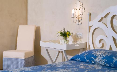 a bedroom with a bed and a desk and a chair at Casa Marinelli in Farra di Soligo