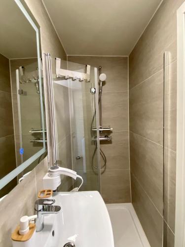 a bathroom with a white sink and a shower at Fewo Am Brunnen in Rüdesheim am Rhein