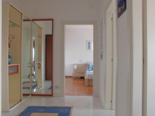 einen Flur mit Spiegel und ein Wohnzimmer in der Unterkunft Solare B&B in Mestre