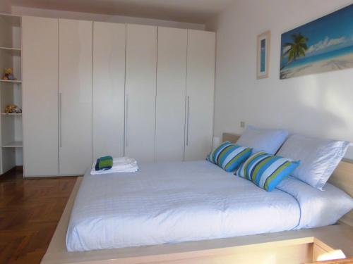 ein großes weißes Bett in einem Zimmer mit weißen Schränken in der Unterkunft Solare B&B in Mestre