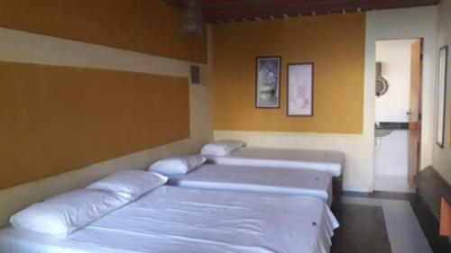 Tempat tidur dalam kamar di Pousada Nosso Recanto Camocim