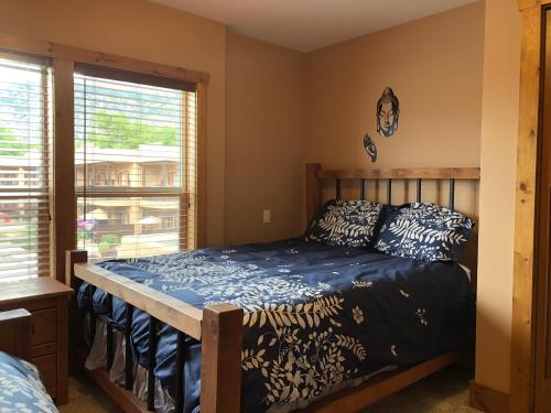 A bed or beds in a room at Lakefront Townhouse Family Complex, Popular Wine Country and the Best Golfing