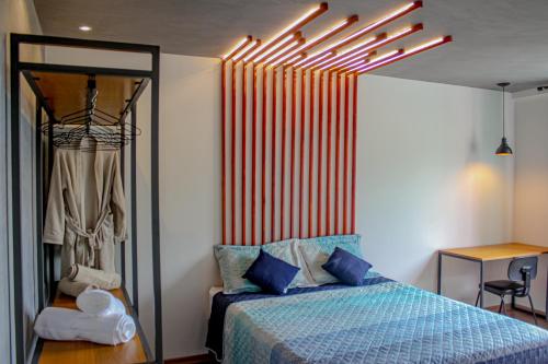 - une chambre avec un lit et une couette bleue dans l'établissement Apartamento silencioso, perto de tudo e com uma vista maravilhosa, à Teresópolis
