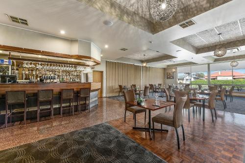 Un restaurante o sitio para comer en Southgate Motel