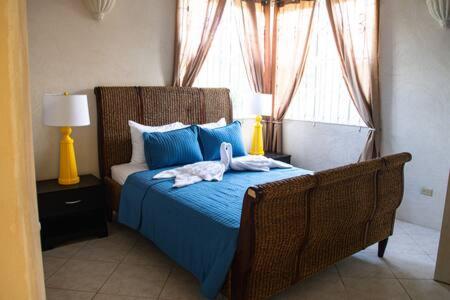 Giường trong phòng chung tại Paradise Villa