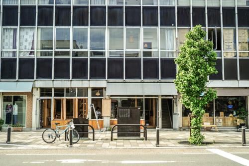 a bike parked in front of a building at 商店街で暮らすように泊まる-アラシマホステル- in Ōno