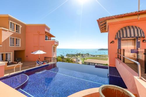 uma vista a partir da varanda de uma casa com piscina em Martinique Whitsunday Resort em Airlie Beach