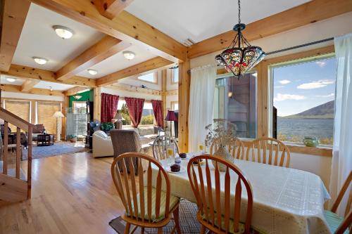 Χώρος καθιστικού στο Henrys Lake Goose Bay by KABINO On Henrys Lake almost 3 Acres Satellite Wifi