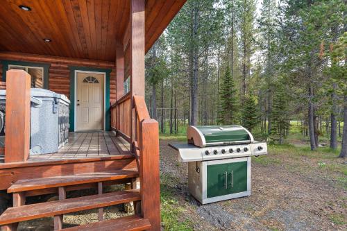 アイランド・パークにあるRestoration Pines by KABINO Hot Tub Big Garage Yard Fire Pit Swingset Foosball WiFi Grillのギャラリーの写真