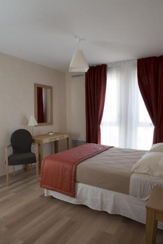 une chambre d'hôtel avec un lit et une fenêtre dans l'établissement Domitys Le Pont des Lumières, à Lyon