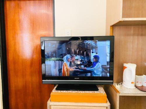 En tv och/eller ett underhållningssystem på Hotel Rainbow