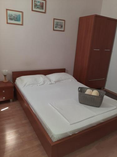 a bed with a basket of eggs on it at Pensiunea Caramell in Cluj-Napoca
