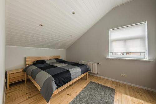 En eller flere senger på et rom på Strautu Lux Apartment