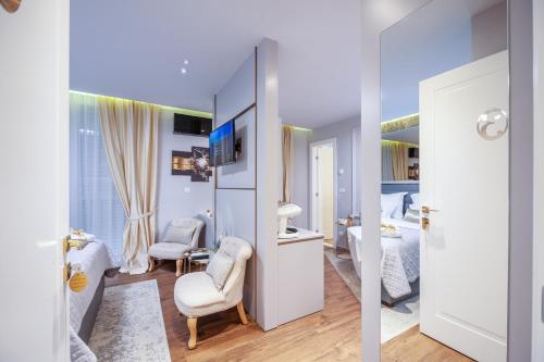 een kamer met een spiegel en een slaapkamer met een bed bij Luxury rooms Kadena in Zadar