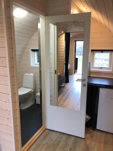 una puerta que da a un baño con aseo en Hodde Kro, en Tistrup