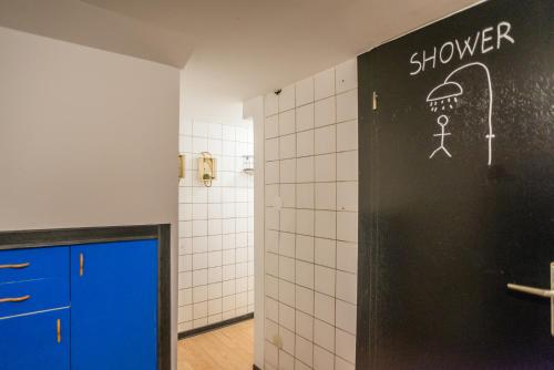 baño con ducha en la pared en Apartma N'Poznam, en Liubliana