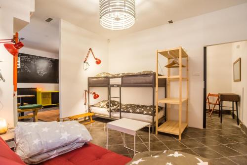 Łóżko lub łóżka piętrowe w pokoju w obiekcie Apartma N'Poznam