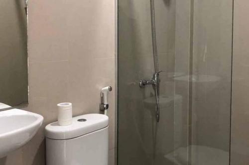 La salle de bains est pourvue d'une douche, de toilettes et d'un lavabo. dans l'établissement RedDoorz near RS USU Medan 3, à Medan