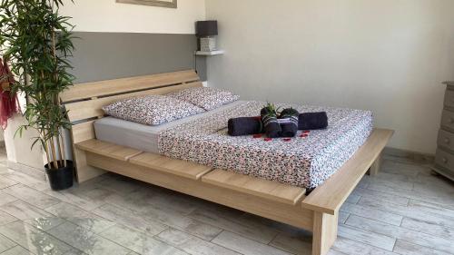 een slaapkamer met een bed met twee schoenen erop bij Le Goeland 3 ,balcon petite vue mer latérale au 3 eme étage sans ascenseur in Toulon