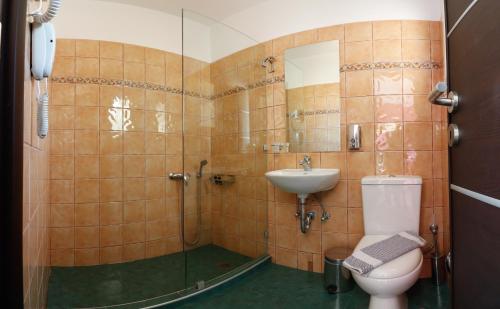 y baño con aseo y lavamanos. en Athens Choice Hotel, en Atenas