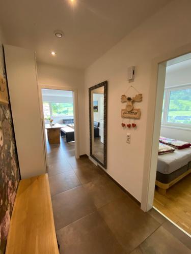 um quarto com um espelho e uma cama em Appartement Lukic em Kaprun