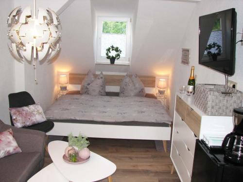 ein kleines Zimmer mit einem Bett und einem Sofa in der Unterkunft Ferienzimmer Zentrum in Bad Schandau