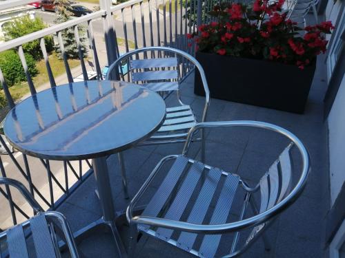 two chairs and a table on a balcony with a table at APARTAMENTY POSEJDON in Świnoujście