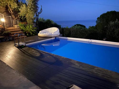 a swimming pool with a tub sitting on a wooden deck at Il Casale in Formia