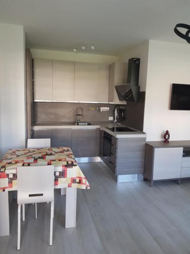Η κουζίνα ή μικρή κουζίνα στο Pisogne new apartment