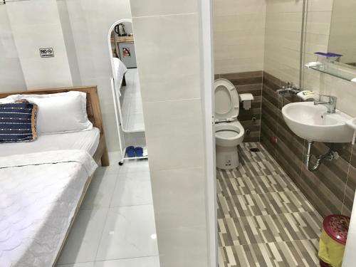 Um banheiro em Hotel thanh vinh