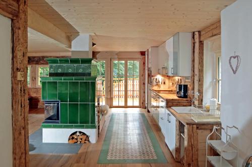 Kjøkken eller kjøkkenkrok på Ferienhaus Haldenmühle - traumhafte Lage mitten in der Natur mit Sauna