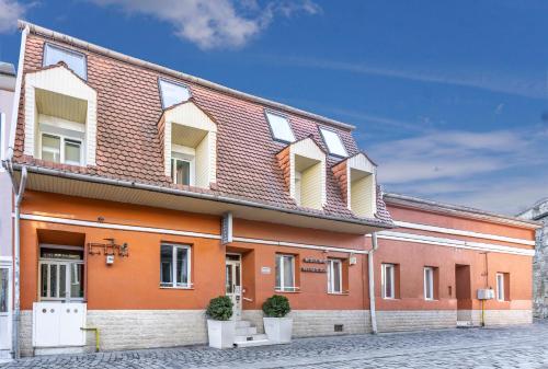 un gran edificio naranja con ventanas en una calle en Retro Hostel, en Cluj-Napoca