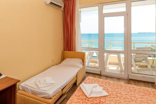 Postel nebo postele na pokoji v ubytování Iris Beach Hotel