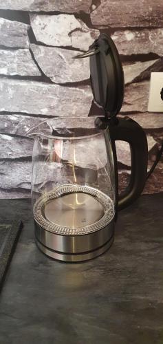 una tazza di caffè con una candela dentro di Ferienwohnung Goethe a Bernkastel-Kues