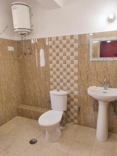 Un baño de Hotel Amit - 5 Mins Drive to Airport