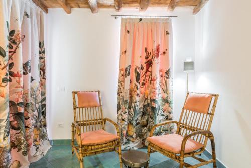two chairs in a room with a curtain at La Torretta Lodge in Manarola
