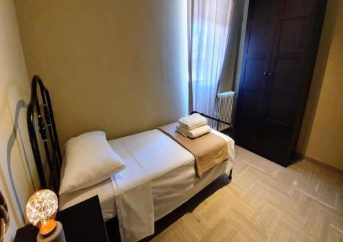 a small room with a bed and a door at Interno 4 - Maselli in Acquaviva delle Fonti