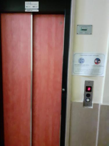 a door is open to a bathroom with a red door at Villa Pacis in Naples