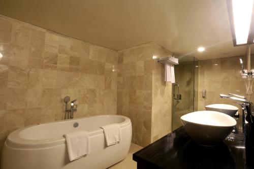 Ett badrum på Grand Sahid Jaya CBD